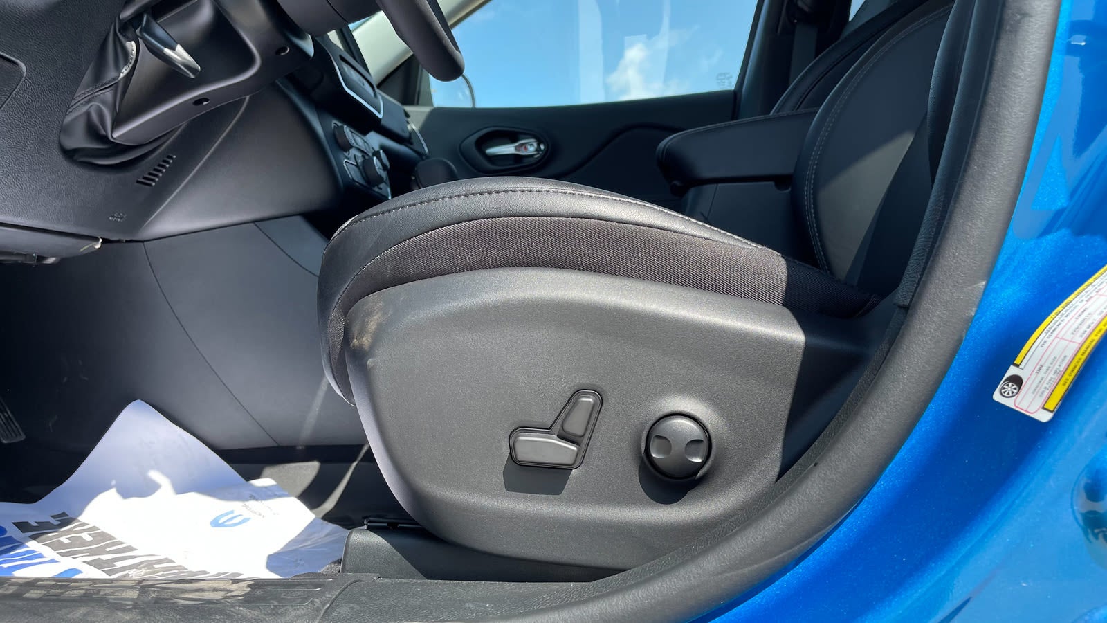 2023 Jeep Cherokee Altitude Lux